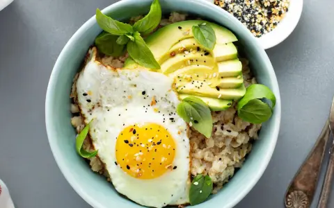 Herzhaftes Haferflocken-Rezept: cremige Haferflocken mit Spiegelei, Avocado und Basilikum. Ein tolles Frühstück!