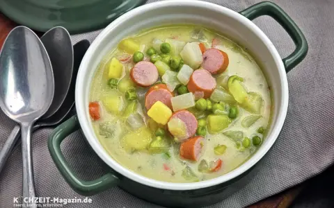 Herzhafter Kohlrabi-Eintopf mit Würstchen, Kartoffeln und Erbsen in cremiger Brühe. Ein deftiges Gericht für kalte Tage.