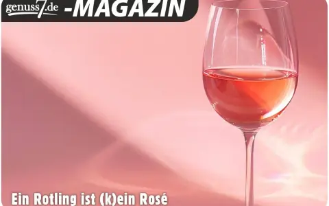 Ein Glas Rotling, dessen Herstellung oft mit der von Rosé verglichen wird, steht vor einem rosafarbenen Hintergrund.