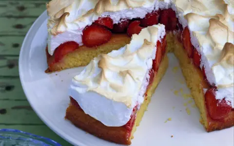 Saftige Erdbeeren unter luftiger Baiserhaube auf einem lockeren Boden. Diese Baiser Torte ist ein Genuss!