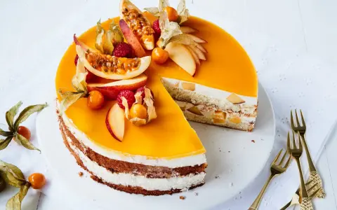 Eine köstliche Pfirsich Maracuja Torte mit frischen Früchten und einer leuchtend orangen Glasur.