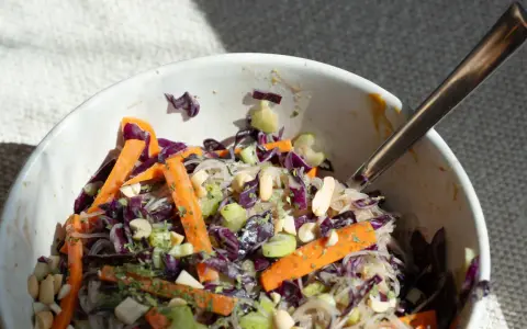 Frischer Glasnudelsalat mit Karotten, Rotkohl und Erdnüssen. Ein leichtes und gesundes Rezept.