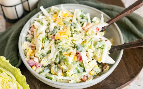 Frischer Krautsalat mit Erbsen, Mais und Paprika, perfekt als salate zum vorbereiten am vortag.