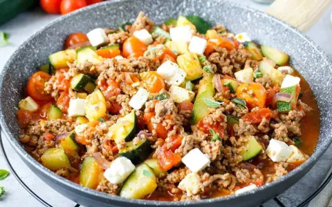 Herzhafte zucchini hackfleisch pfanne mit Tomaten und Feta.