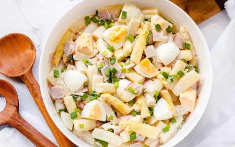 Omas Spargelsalat mit Ei und Schinken, garniert mit Schnittlauch. Ein Klassiker, der immer schmeckt!