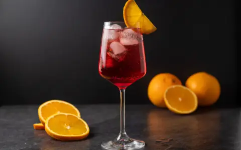 Ein erfrischender Gin-Drink mit Eis und Orangenscheiben, bereit zum Genießen.
