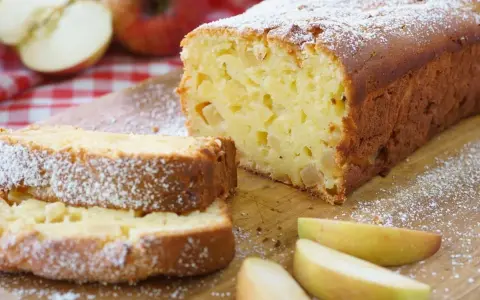 Saftiger Apfelkuchen, frisch gebacken und mit Puderzucker bestäubt. Ein köstliches Apfelkuchen Rezept für gemütliche Momente.