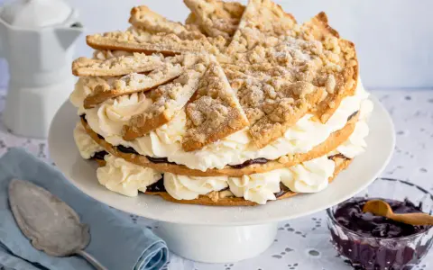 Eine üppige Friesentorte mit viel Sahne und Marmelade, perfekt für ein Friesentorte Rezept.