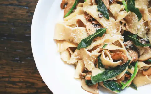 Breite Bandnudeln mit Pilzen, Salbei und Parmesan. Ein köstliches Gericht, das Lust auf mehr Salbei Rezepte macht.