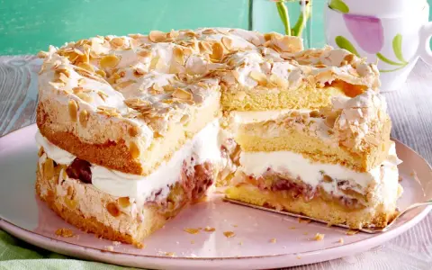 Stachelbeertorte Landfrauen: saftiger Biskuit, cremige Füllung und knusprige Baiserhaube mit Mandeln. Ein Genuss!