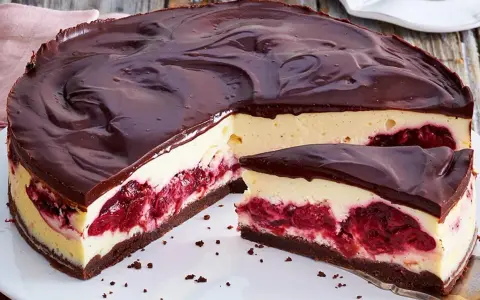Schokoladen-Kirsch-Käsekuchen, ein Traum für alle, die beste Torten Rezepte lieben. Cremig, fruchtig und schokoladig.