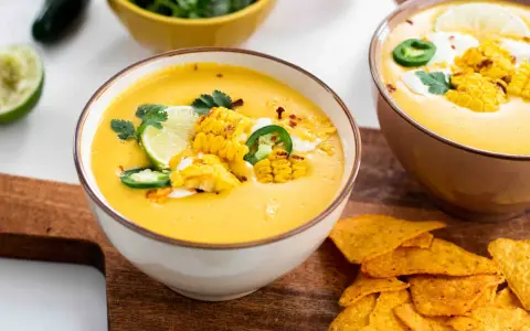 Cremige Mais-Suppe mit gegrilltem Mais, Jalapeños und Limette. Perfekt als schnelle Suppe mit Tortilla-Chips.