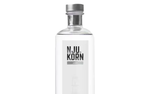 Flasche NJU KORN mild. Ein klarer Korn, der zum Genießen einlädt.