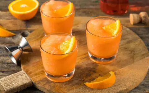 Erfrischender, gefrorener Aperol mit Orangenspalten, bereit für einen heißen Sommertag.