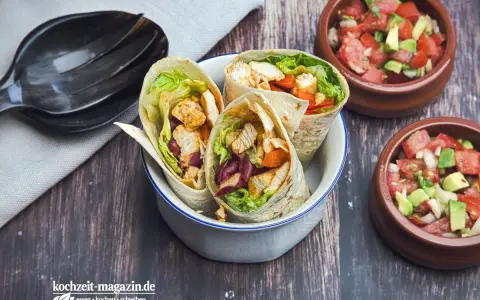 Drei leckere Wraps mit Hähnchen, Salat und Bohnen, perfekt zum Mexicana selber machen. Dazu frische Salsa in kleinen Schalen.