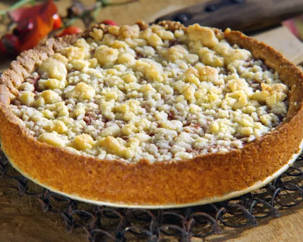 Ein goldbrauner Kuchen mit knusprigen Streuseln, der zeigt, wie man Streusel macht. Perfekt für den Herbst!