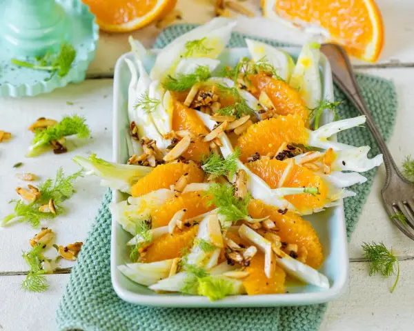 Erfrischender Fenchelsalat mit saftigen Orangen, garniert mit gerösteten Mandeln und Dill. Ein leichter Genuss.
