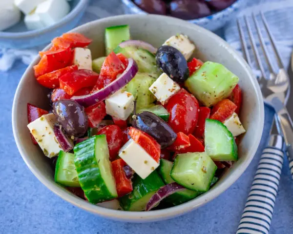 Frischer Salat mit Tomaten, Gurken, Feta und Oliven – perfekt als leichtes salat zum grillen rezept.
