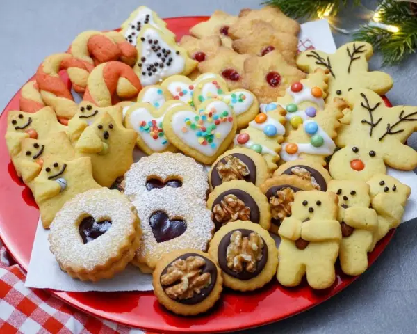 Bunte Vielfalt an selbstgebackenen Weihnachtskeksen: Sterne, Herzen, Bärchen und Nikoläuse laden zum Naschen ein.