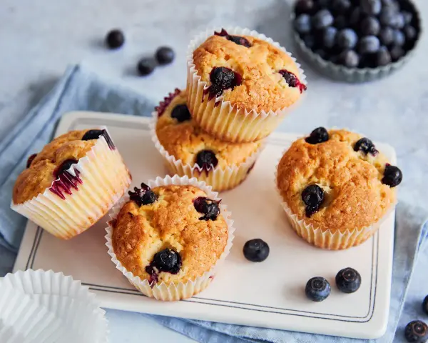 Saftige, vegane Blaubeermuffins mit frischen Blaubeeren, bereit zum Genießen.