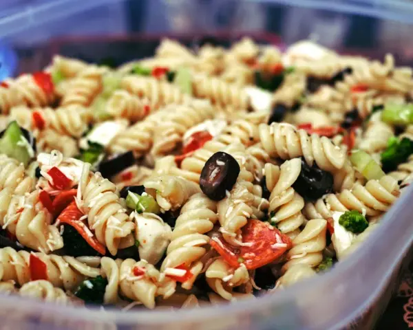 Leckerer Nudelsalat mit Oliven, Paprika und Brokkoli – schnelle Salate zum Grillen, wie vom Chefkoch!