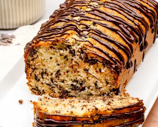 Ein saftiger Stracciatella Kuchen mit Schokoladenglasur, dekoriert mit Schokoladenstückchen.