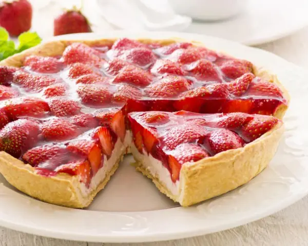 Ein köstlicher Erdbeerkuchen mit Quarkfüllung und glänzenden Erdbeeren. Ein perfektes Erdbeerkuchen Rezept für den Sommer.