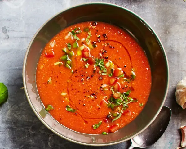 Erfrischender Gazpacho mit Tomaten, Gurken und Kräutern, perfekt für heiße Tage. Hier sind tolle Gazpacho Rezepte!