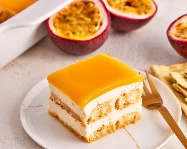 Ein Stück Solero Tiramisu mit Passionsfrucht-Gelee und Löffelbiskuits.