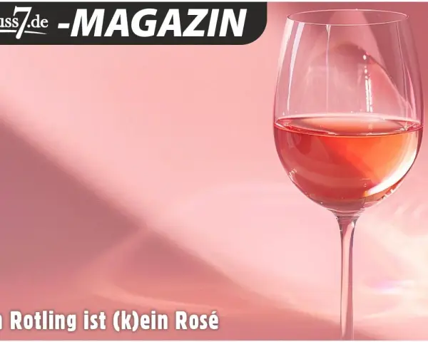 Ein Glas Rotling, dessen Herstellung oft mit der von Rosé verglichen wird, steht vor einem rosafarbenen Hintergrund.
