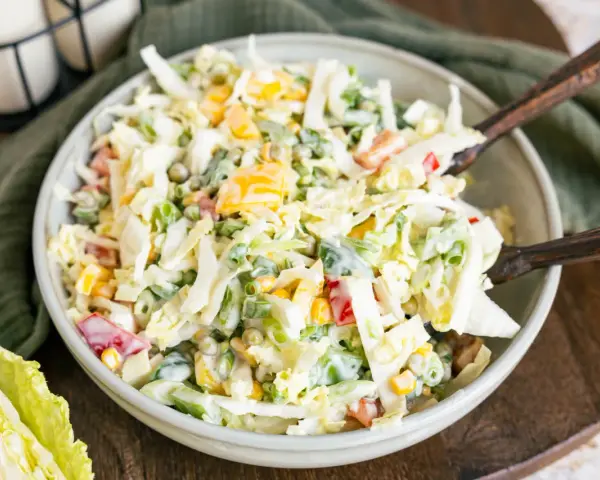 Frischer Krautsalat mit Erbsen, Mais und Paprika, perfekt als salate zum vorbereiten am vortag.