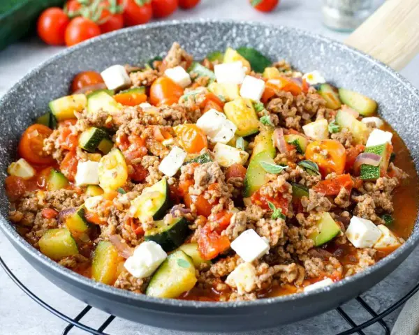 Herzhafte zucchini hackfleisch pfanne mit Tomaten und Feta.