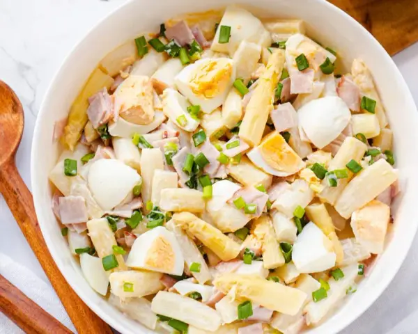 Omas Spargelsalat mit Ei und Schinken, garniert mit Schnittlauch. Ein Klassiker, der immer schmeckt!