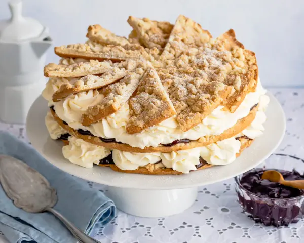 Eine üppige Friesentorte mit viel Sahne und Marmelade, perfekt für ein Friesentorte Rezept.
