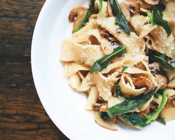 Breite Bandnudeln mit Pilzen, Salbei und Parmesan. Ein köstliches Gericht, das Lust auf mehr Salbei Rezepte macht.