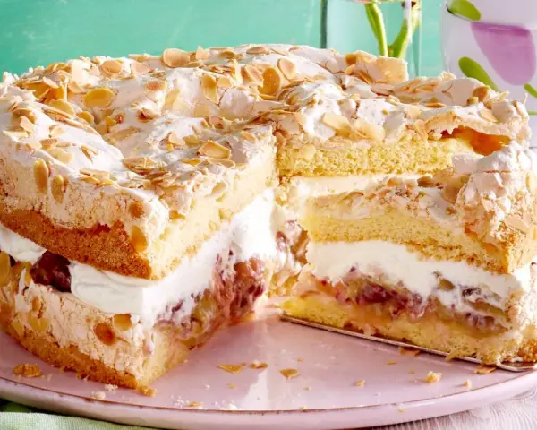 Stachelbeertorte Landfrauen: saftiger Biskuit, cremige Füllung und knusprige Baiserhaube mit Mandeln. Ein Genuss!