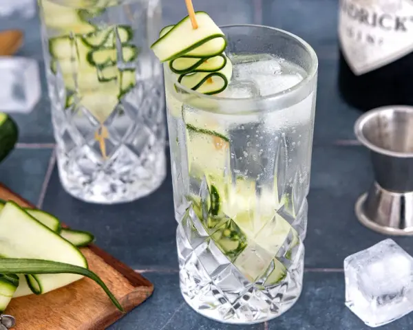 Erfrischender Hendrick's Gin Tonic mit Gurkenspiralen. Das perfekte Rezept für heiße Tage.