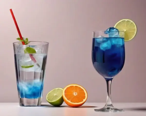 Zwei erfrischende Cocktails, einer blau, der andere klar mit blauen Akzenten, stehen neben frischen Früchten. Die Cocktail Bedeutung liegt im Genuss.
