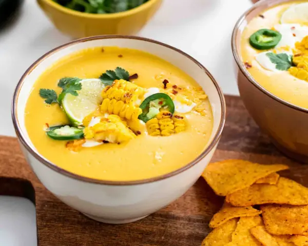 Cremige Mais-Suppe mit gegrilltem Mais, Jalapeños und Limette. Perfekt als schnelle Suppe mit Tortilla-Chips.