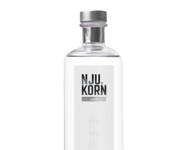 Flasche NJU KORN mild. Ein klarer Korn, der zum Genießen einlädt.