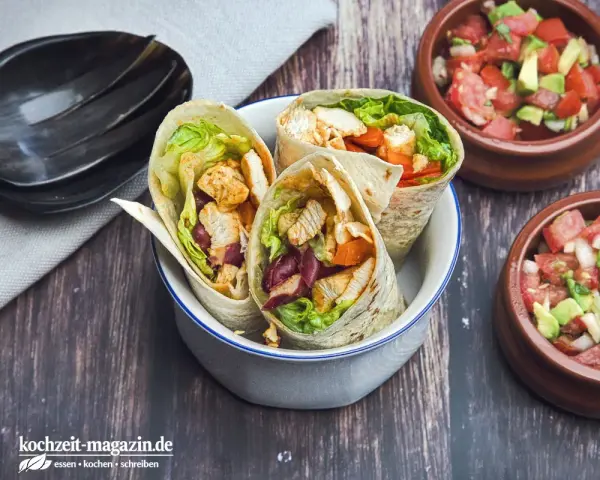 Drei leckere Wraps mit Hähnchen, Salat und Bohnen, perfekt zum Mexicana selber machen. Dazu frische Salsa in kleinen Schalen.