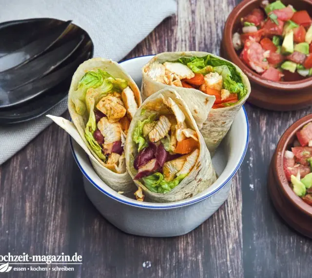 Drei leckere Wraps mit Hähnchen, Salat und Bohnen, perfekt zum Mexicana selber machen. Dazu frische Salsa in kleinen Schalen.