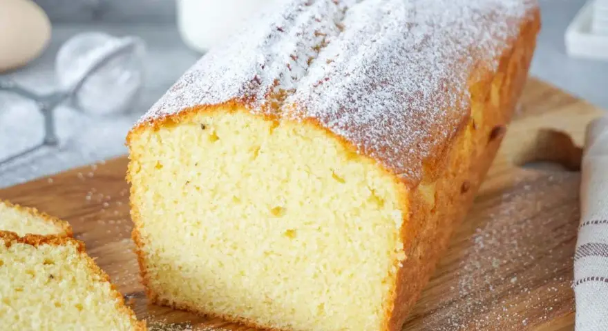 Ein saftiger Rührkuchen, bestäubt mit Puderzucker. Perfekt für ein einfaches Kuchen Rezept zum Genießen.