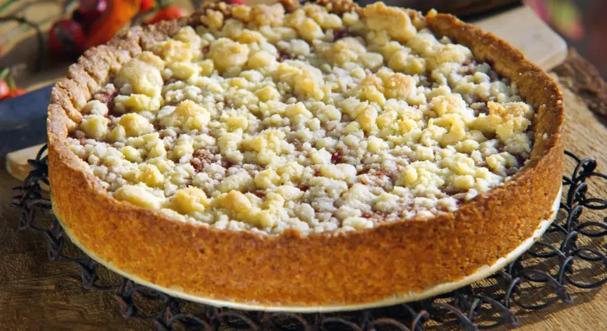 Ein goldbrauner Kuchen mit knusprigen Streuseln, der zeigt, wie man Streusel macht. Perfekt für den Herbst!