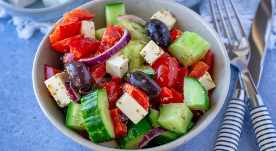 Frischer Salat mit Tomaten, Gurken, Feta und Oliven – perfekt als leichtes salat zum grillen rezept.