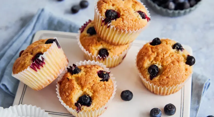Saftige, vegane Blaubeermuffins mit frischen Blaubeeren, bereit zum Genießen.