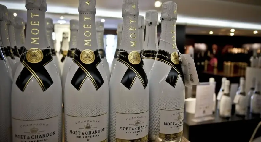 Reihe von Moët & Chandon Ice Impérial Champagnerflaschen. Der Alkoholgehalt ist auf dem Etikett angegeben.