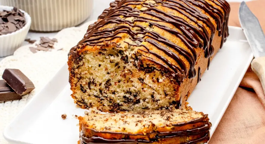 Ein saftiger Stracciatella Kuchen mit Schokoladenglasur, dekoriert mit Schokoladenstückchen.
