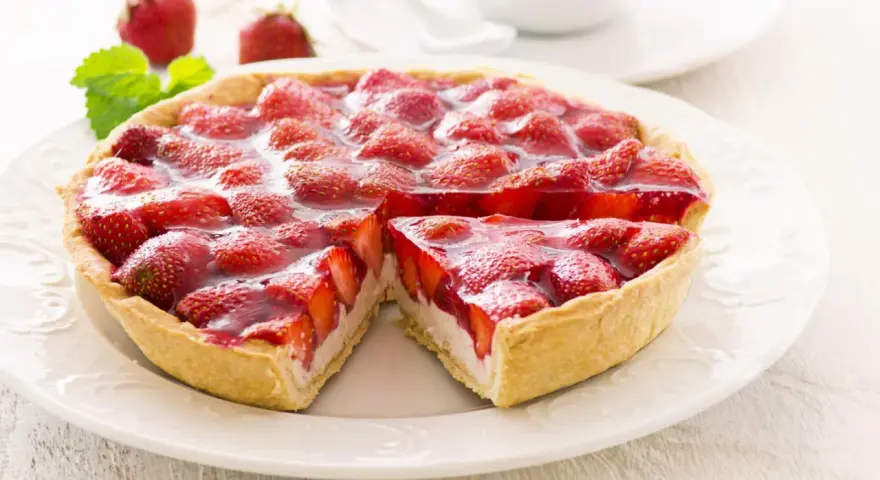 Ein köstlicher Erdbeerkuchen mit Quarkfüllung und glänzenden Erdbeeren. Ein perfektes Erdbeerkuchen Rezept für den Sommer.