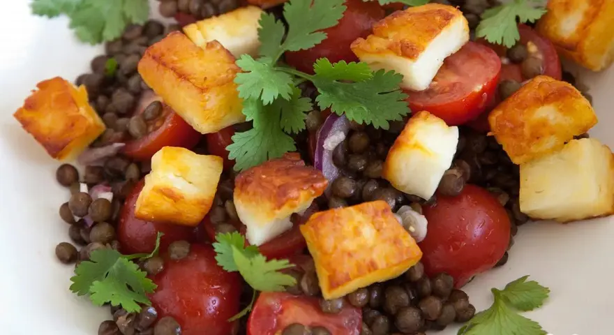 Ausgefallene Salate: Linsensalat mit gebratenem Halloumi, Kirschtomaten und Koriander. Ein bunter und leckerer Genuss.